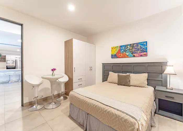 Bright And 3 Beds Close To 5th Apartment