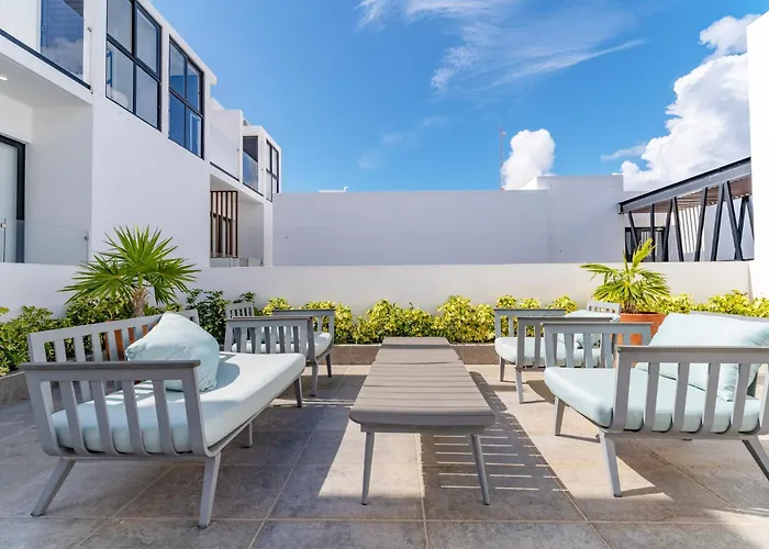 Bright And 3 Beds Close To 5th Apartment